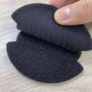 Étiquette de vêtement personnalisée de haute qualité avec logo en relief 3D en PVC auto-adhésif, écologique et lavable pour les vêtements - Product Image 3