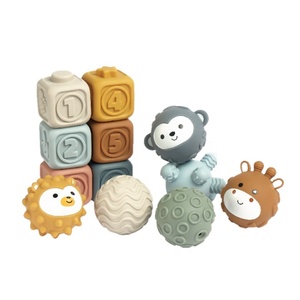Set Giocattoli da Bagno per Bambini Konig Kids Bear 2-in-1, 12 Pezzi Blocchi Morbidi Impilabili e Palline Sensoriali - Materiale Ecologico con Suono, 0-24 Mesi - Product Image 1