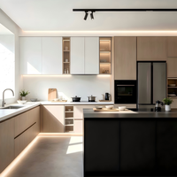 Meuble de cuisine moderne en contreplaqué, design villa, avec évier, bande lumineuse, armoire haute blanche, îlot, tiroir, poignée dissimulée, personnalisable