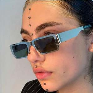 Lunettes de soleil rectangulaires tendance avec logo personnalisé, style vintage, pour femmes, UV400, petites lunettes carrées pour hommes et femmes - Product Image 2