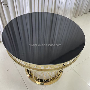Mesa de Comedor Redonda NIKA Factory con Cubierta de Vidrio Espejo Negro y Base Dorada de Acero Inoxidable para Eventos y Bodas - Product Image 4