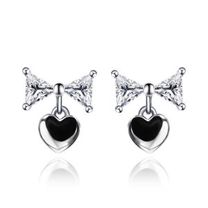 ต่างหูมอยส์ซาไนต์ทรงโบว์ ดีไซน์คลาสสิก ทันสมัย ชุบทองคำขาว ประดับเพชร 3 ขา จากเทียนหยู เจมส์ - Product Image 3