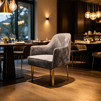 Fauteuil de bistrot élégant et luxueux gris, mobilier de projet pour hôtel et restaurant, chaise de salle à manger rembourrée en velours avec pieds en métal doré
