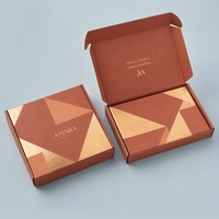 Caja de Cartón Corrugado para Envíos con Logotipo Personalizado, Diseño Geométrico en Terracota con Impresión en Dorado, para Cosméticos, Regalos y Suscripciones