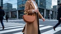 Sac demi-lune minimaliste marron beige avec poignée torsadée dorée, sacoche chic en cuir PU pour femme