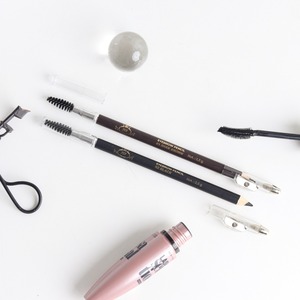 Lápiz de cejas 701 Dark Brown, resistente al agua y sin químicos, que ofrece una definición precisa y natural en un tono marrón intenso. - Product Image 6