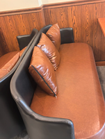 Ensemble de mobilier de restaurant moderne avec table de rangement à double niveau, canapé banquette de café en cuir PU de luxe, style industriel