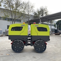 Rouleau de tranchée télécommandé Machine vibrante de route de 1.8 tonnes Rouleau vibrant à double tambour 17.8kw Rodillo Compactador