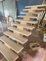 Escalier flottant moderne avec garde-corps en verre, marches en bois de chêne clair, design cantilever pour villa de luxe, maison contemporaine