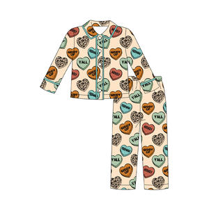 Vente en gros de vêtements de printemps pour enfants Ensemble de pyjama à manches longues et boutons haute qualité pour les bambins et les filles de la Saint-Valentin avec impression de cœurs - Product Image 2