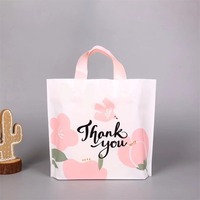 Ensemble de Offre Spéciale chaussures et sac impression en gros vêtements avec logo imprimé PE découpé sac à provisions en plastique poignée sac MOQ500pcs