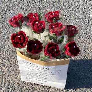 Venta al por mayor de flores artificiales de plástico rosa roja, ramos de rosas, tallos de chenilla, pipa de tabaco ondulada, limpiador de pipas, flor artesanal - Product Image 1