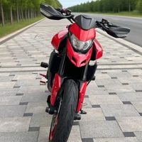 Moto Ducati Hypermotard 950 haute performance avec moteur essence L-Twin de 937 cm³ refroidi par eau pour la conduite en ville et sur autoroute