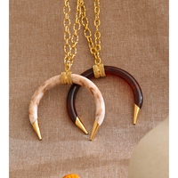 JINYOU 6111 Nouveau style Collier long en acier inoxydable plaqué or 18 carats avec pendentif corne en résine, style affirmé