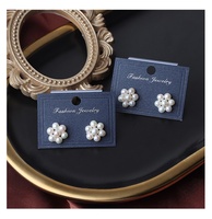 Boucles d'oreilles clous en perles d'eau douce naturelles, petites fleurs 4-5mm, design minimaliste élégant et polyvalent, motif floral pour femme
