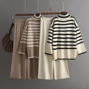 Ensemble pull et pantalon tricoté décontracté pour femme, col roulé, automne, 2 pièces, avec logo frontal, vente en gros - Product Image 1