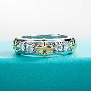 Anello Bicolore Stile Street per Donne, Gioiello da Dito Scintillante e Alla Moda - Product Image 2