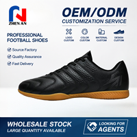 Chaussures de futsal IC noires et blanches - Crampons de football respirants à séchage rapide et semelle plate pour l'entraînement quotidien, vente en gros OEM/ODM