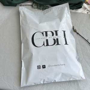 Sac d'expédition en polyéthylène biodégradable avec logo personnalisé imprimé pour jupes - Product Image 2