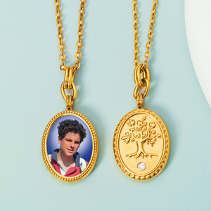 Pendentif Arbre de Vie Saint Carlo Acutis en Acier Inoxydable Plaqué Or 18K, Médaille Artistique Catholique Personnalisée, Saint Millénaire Numérique - Vente en Gros - Product Image 1