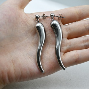 Vente en gros usine : Boucles d'oreilles unisexe tendance en acier inoxydable plaqué <span class=keywords><strong>or</strong></span>, avec breloque <span class=keywords><strong>corne</strong></span> <span class=keywords><strong>italienne</strong></span> 3D et motif piment - Product Image 6