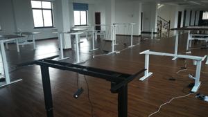 Mesita de noche con ruedas para ordenador portátil, diseño ergonómico, altura neumática ajustable - Product Image 5