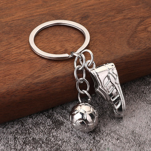 Al por mayor Llaveros de fútbol con diseño de zapatillas deportivas creativas, tipo mosquetón, de aleación de zinc, ligeros, regalo promocional, Corona - Product Image 4