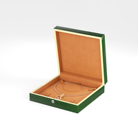 Boîte à bijoux de luxe noire simple de designer, fermeture magnétique, finition laquée piano, insert en velours, design personnalisable, service OEM
