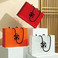 Solution d'emballage durable, sac en papier kraft blanc personnalisé avec poignées renforcées pour les vêtements et les magasins de détail