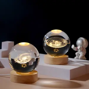 Ehre des Kristalls Kreuz Kristall kugel K9 Galaxy Astronaut Leuchtende 3D-Kunst Kristall kugel Glas Nachtlicht Tisch lampe für Raum