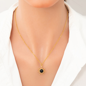 Collier pendentif en agate noire plaqué or 18 carats, chaîne de clavicule, bijoux pour femmes, cadeau pour l'automne et l'hiver, à porter avec un pull - Product Image 3