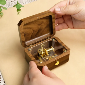 Caja de música con manivela de mano personalizada con grabado en madera, regalos de boda y Navidad de aniversario personalizados para <span class=keywords><strong>canciones</strong></span>, recuerdo romántico - Product Image 1
