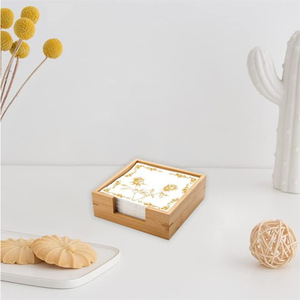 Boîte à mouchoirs en bambou avec serviettes florales, rangement de table pour hôtel et restaurant, design carré brun clair - Product Image 4