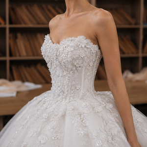 Abito da sposa a ball gown senza spalline con scollo a cuore, pizzo floreale 3D, perle e perline, strascico a cappella, lunghezza a terra, taglie forti, stile principessa - Product Image 1