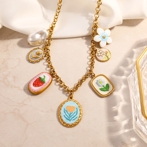 Collier Pendentif Thème Floral en Acier Inoxydable Plaqué Or 18 carats avec Plusieurs Breloques – Idéal pour le Quotidien et les Voyages - Product Image 3