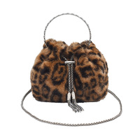 Sac seau vintage en peluche à imprimé léopard pour femme, nouvelle collection automne-hiver 2026, sac à bandoulière polyvalent avec anse en anneau et chaîne