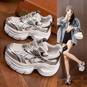 Zapatillas deportivas casuales de mujer con cordones, forro polar y malla, suela gruesa que aumenta la altura, ligeras, para otoño e invierno. - Product Image 1