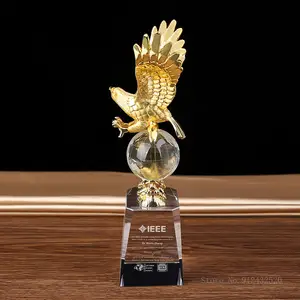 נשר קישוט קריסטל כדור גביע מתנת מזכרות creative מותאם אישית מלאכות אותיות עיצוב הבית נשר זהב גביע