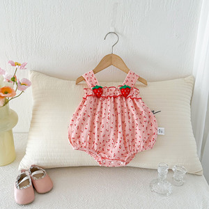 2026 Vêtements pour bébés filles en coton brodé, barboteuse d'été pour nouveau-né à bretelles, imprimé fraise, mignonne et adorable, pour célébrations de pleine lune et des cent jours - Product Image 1