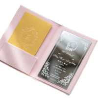 Invitation de mariage de luxe en velours rose poudré, personnalisée avec monogramme floral en feuille d'or, suite de cartes d'invitation de mariage en acrylique argenté effet miroir
