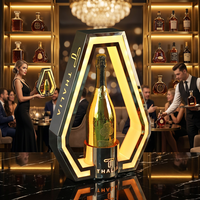 Exhibidor de Botellas LED Metálico Delgado con Logotipo Personalizado, Estilo Art Deco, Regalo Empresarial para Presentación de Licores en Bares Modernos