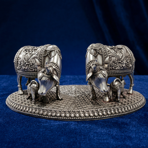 Paire d'idoles de vache et de veau en laiton 100% plaqué argent oxydé 999, Gau Mata Murti, pour Puja, décoration intérieure, cadeau spirituel pour l'inauguration de maison et Diwali - Product Image 1