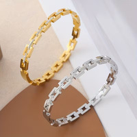 Bracelet carré géométrique ajouré super brillant, style vintage, en turquoise, en acier inoxydable plaqué or 18 carats, polyvalent, un best-seller