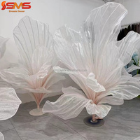 Centre de table floral populaire pour mariage, installation artistique géante en soie et organza faite à la main pour la décoration d'événements et de fêtes