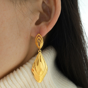 ต่างหูทรงเรขาคณิตรูปสี่เหลี่ยมขนมเปียกปูน 18k ชุบทองเหล็กไทเทเนียมเครื่องประดับสำหรับงานปาร์ตี้ของผู้หญิง EH199 - Product Image 3