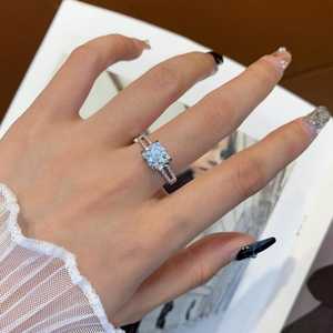 Bague de fiançailles à bande fendue en moissanite ronde de 1,00 ct |   Plaqué rhodium |   Bague éthique moderne certifiée IGI - Product Image 5