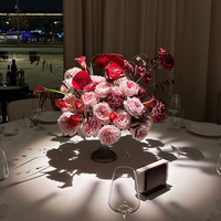 Romantisches Rotes Seidenrosen-Arrangement Gemischte Rosa Blumen Tischdekoration Seidenblumenball Burgunderrote Rose Rosa