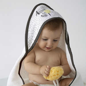 L'avventura attende un telo da bagno e un cappuccio nero 100x100 in pile di corallo quadrato ricamato per bambini modello cartone animato per la cura del bambino