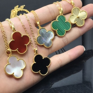 Cadena de Clavícula Elegante de Acero Inoxidable de Alta Calidad con Diseño de Trébol de la Suerte de Doble Cara y Baño de Oro de 18k - Product Image 4