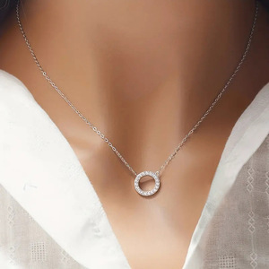 Collar con colgante circular minimalista para mujer, cadena con incrustaciones brillantes, joyería elegante de moda - Product Image 1